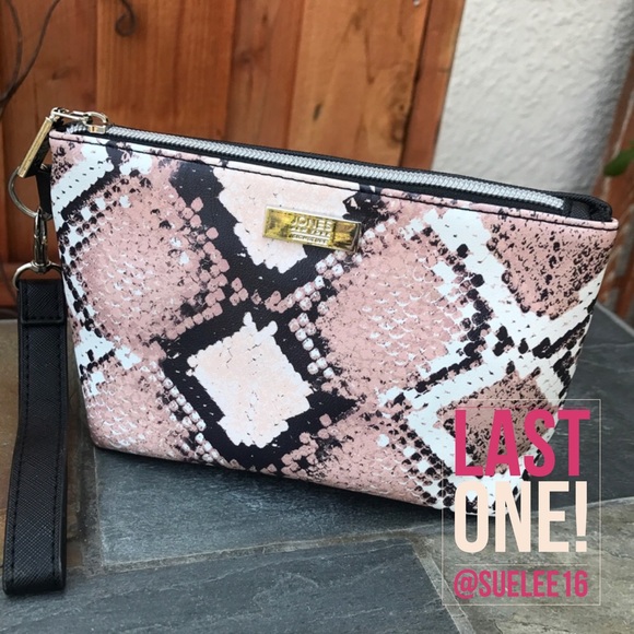 Jones New York Handbags - 🎉CCO! 🎉 JONES NEW YORK Wristlet Bag NWT! 🌸